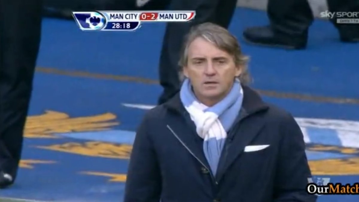 Mancini såg måttligt road ut av Rooneys framgång.